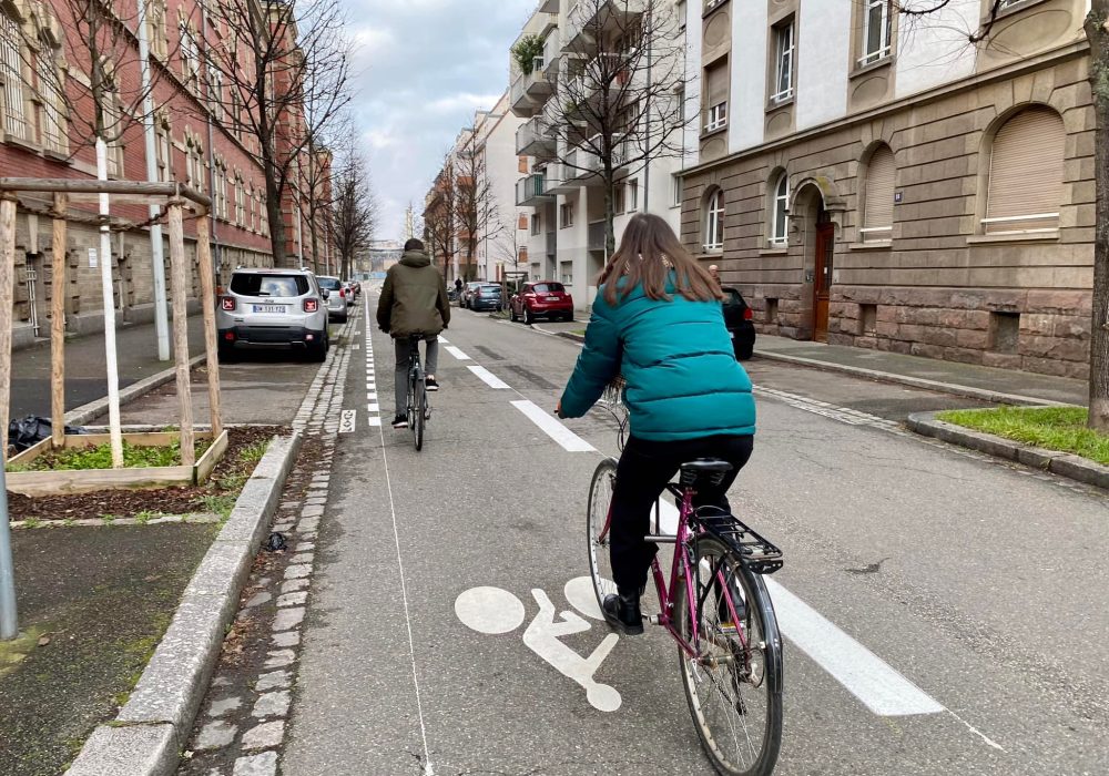 piste cyclable avec cyclistes